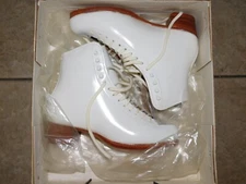 NEW OLD STOCK RIEDELL F900 FIGURE SKATES SZ 5 1/2 WHITE BOOT ONLY