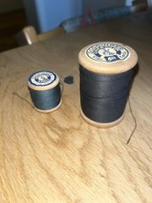 2x Historyczna antyczna nić do szycia Gögginger Górna przędza Drewniana szpula lata 40.