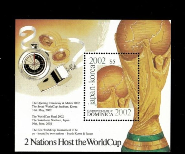 VINTAGE CLASSICS - Dominica 2001- Soccer- Souvenir Stamp Sheet- Scott 2343 MNH