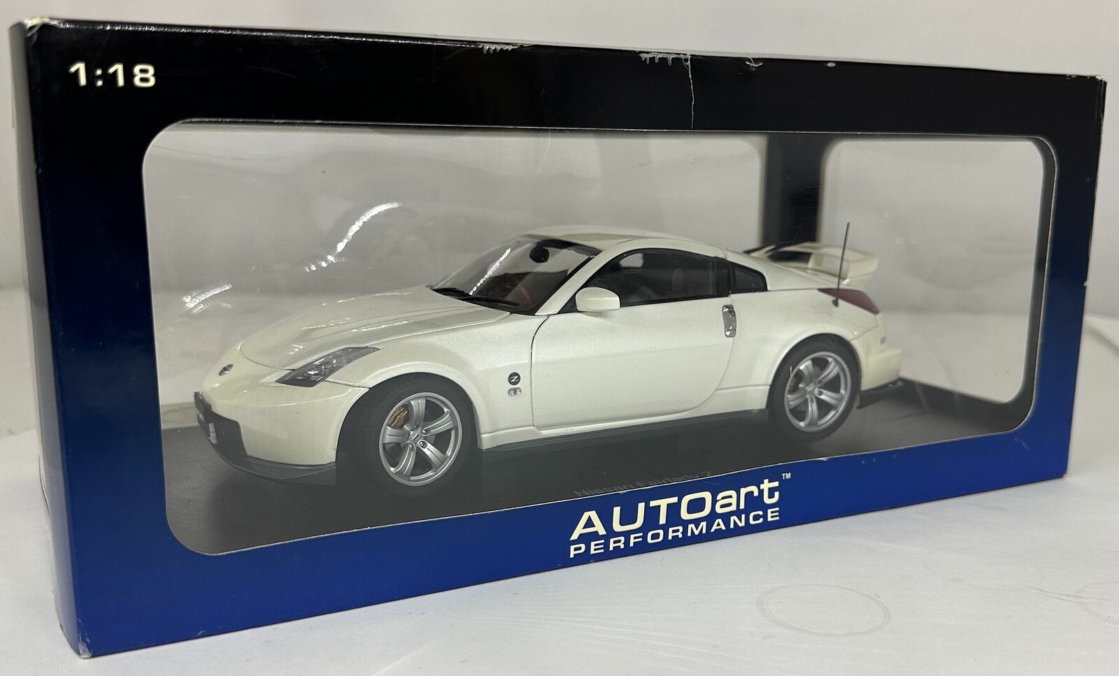 Autoart 1/18 Nissan Fairlady Z Version Nismo Type 380RS – WallBuilders