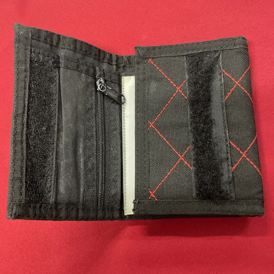 Cartera Puma Sport Lifestyle negra y roja triple pliegue Foto 3 de 4