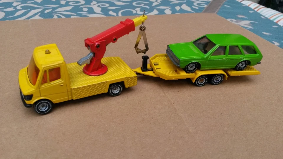 Siku 2220 – Mercedes 208 Abschleppwagen mit Anhänger und PKW