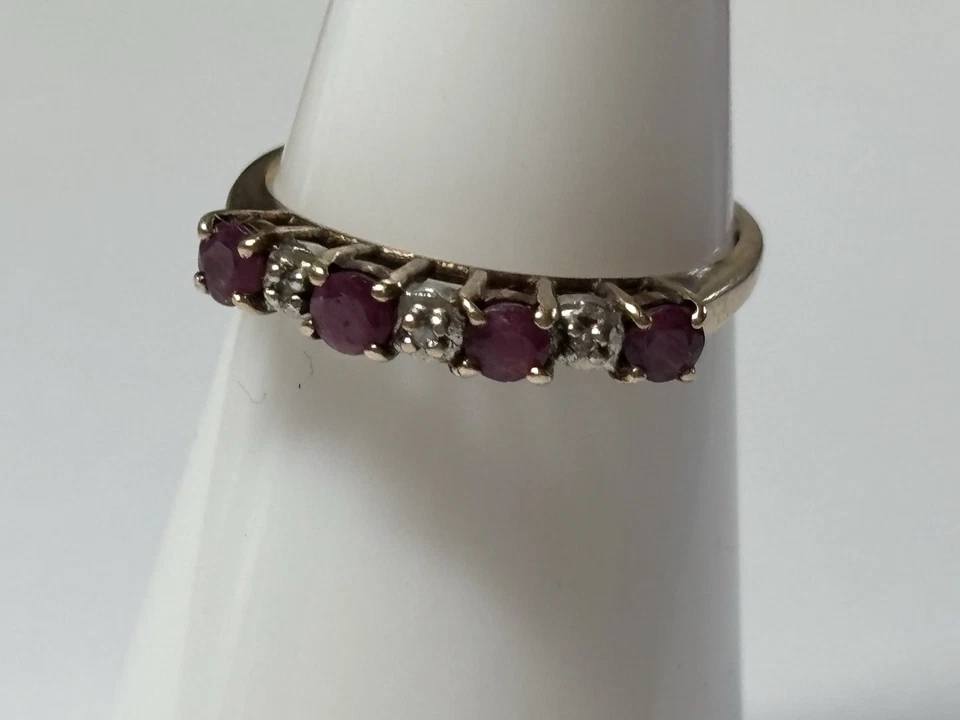 Vintage 10k Yellow Gold Diamond & Ruby Band Ring in a Size 6 - Image 4 of 4