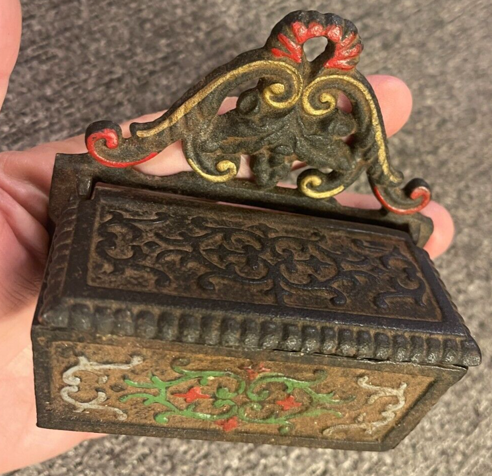 VINTAGE WILTON 4 CAST IRON HAND PAINTED WALL MOUNT MATCH SAFE HOLDER