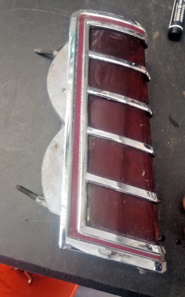 Conjunto de luz trasera Lincoln Mark V 1977-79 OEM - LH LOC-143DG Foto 4 de 4