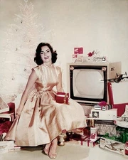 Elizabeth Taylor By Christmas Tree and Old Televsion Set 8x10 Publicity Photo