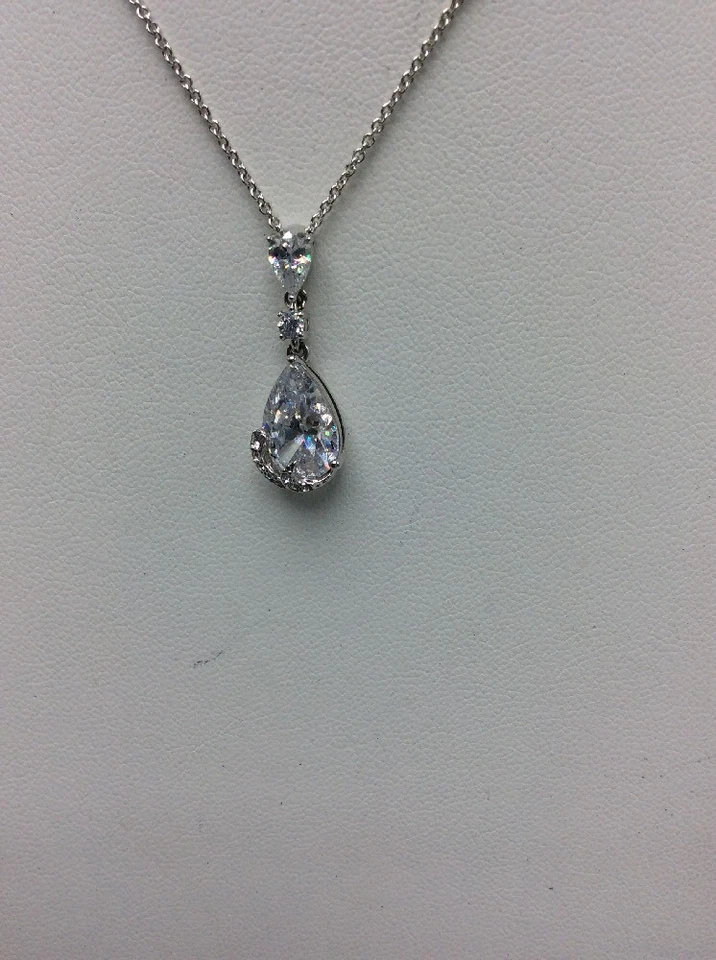 Collar colgante lágrima pavé ELIOT DANORI D102 $65 Foto 3 de 4