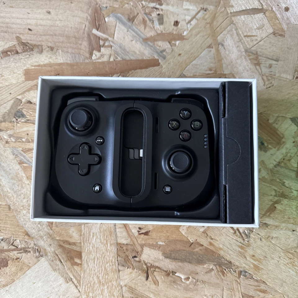 RAZER KISHI FOR IPHONE (LIGHTNING) UNIVERSAL SMARTPHONE GAMING CONTROLLER PAD - Image 4 of 4