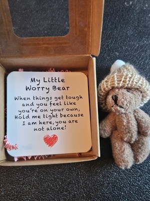 A TeddyBear Hug in a Box Little Pocket Bear Hug Stofftier Sorgenbär hellbraun