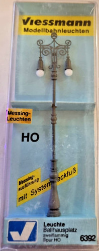 Lámpara de calle Viessmann 6392 Ballhausplatz doble llama latón con bombilla H0 | Zustand: Neu