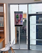 TV Säule, Monitor Schaufenster,TV Ständer, Schaufensterwerbung, Display-Werbung