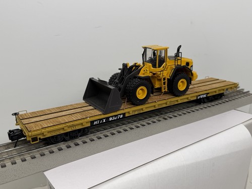 Coche plano HTTX 93278 escala O MTH con remolque cargador de ruedas Volvo L220G tren | Condition: New