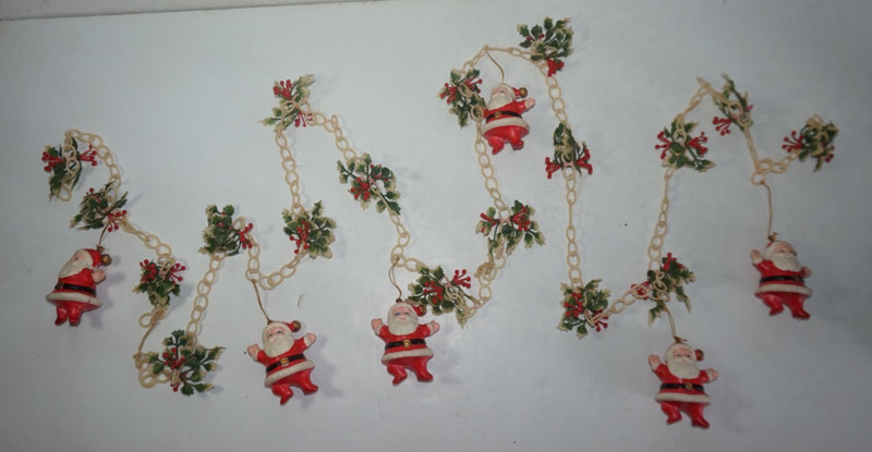 VTG Plastic Holly Berry Santa Clause Garland  Christmas 8.8' Long Hong Kong