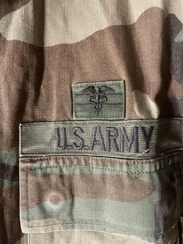 US ARMY Woodland Camo Combat Field Jacket Gr. Small R U.S. Flagge medizinischer Kalvarienberg - Bild 10 von 17