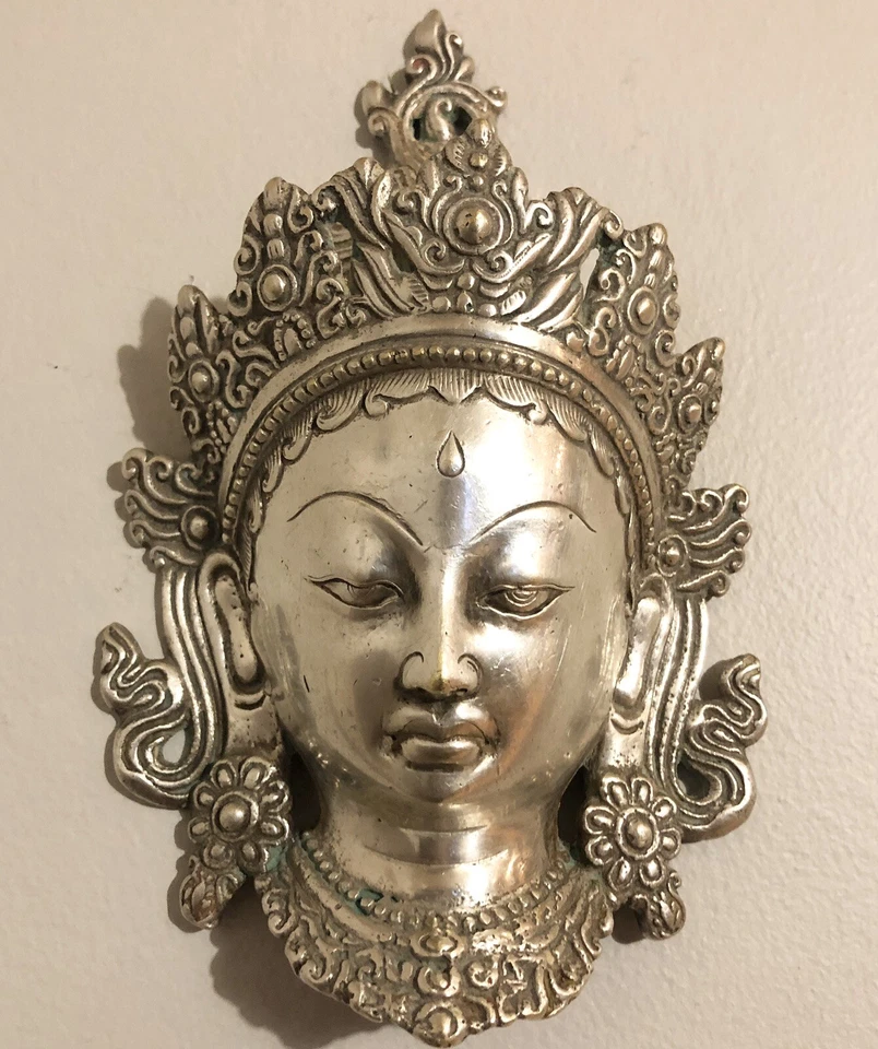 Антикварные предметы. Настенное крепление 3D скульптура тибетского Будды в белой бронзе. - Изображение 3 из 4