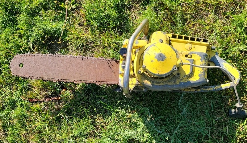 Vintage McCulloch Chainsaw Chain Saw with Bar /Chain Unknown Model. Non- Running