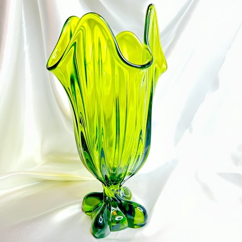Vintage MCM Viking Glass 11.5” Twisted Foot Avocado Green 4 Square Swung Vase - Picture 5 of 12