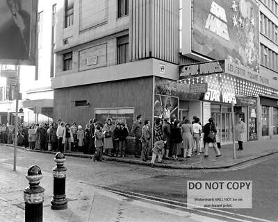 LONDON ''STAR WARS'' FANS WAIT TO BUY TICKETS FOR OPENING 1977  8X10 PHOTO (MW821)
