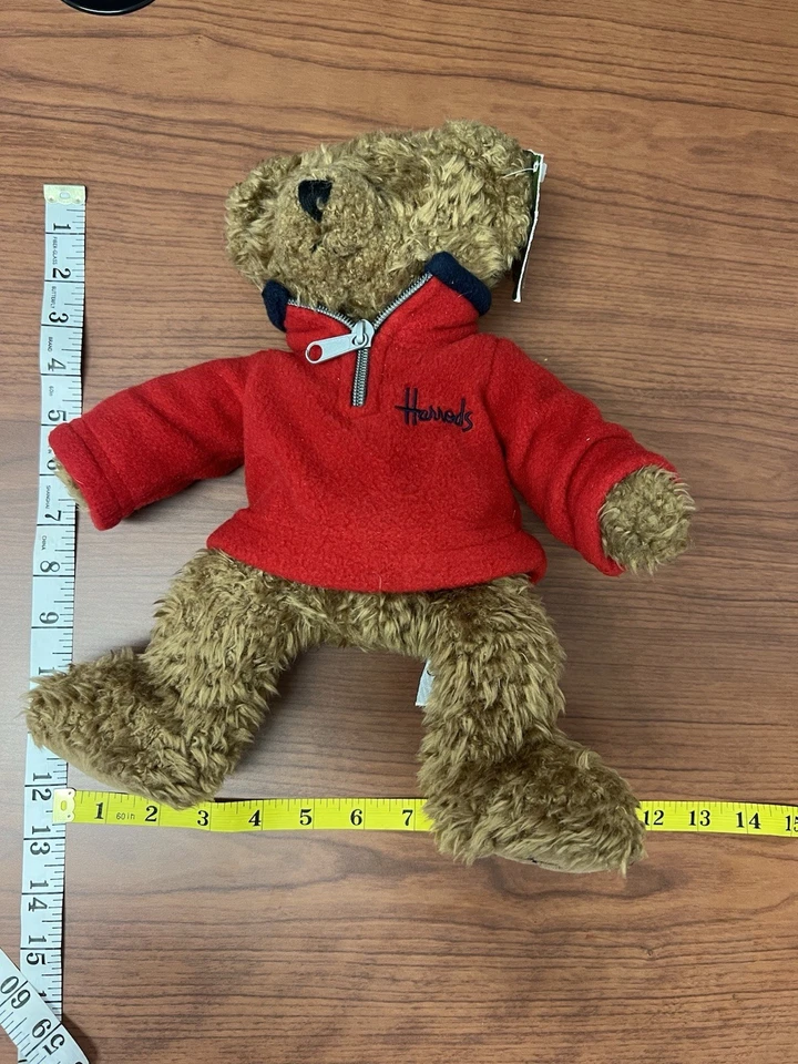 Oso de peluche Harrods con etiquetas en suéter de lana roja y paquete monedero Harrods Foto 4 de 4