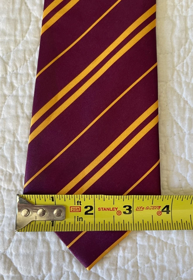 Corbata Harry Potter Hogwarts Borgoña Rayas Amarillas 51x3.75 Foto 4 de 4
