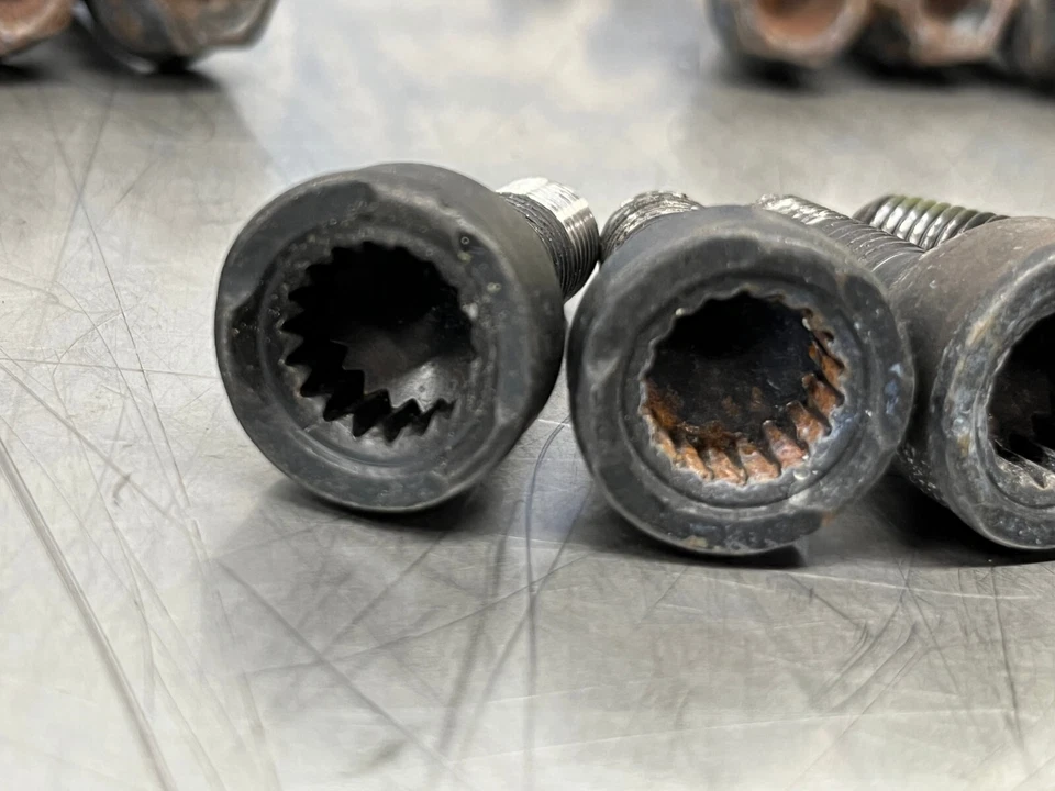 BMW 545i 2005 - E60 - Perno de rueda con cerraduras (sin llave) - Juego de 20 - 131 k Foto 3 de 4