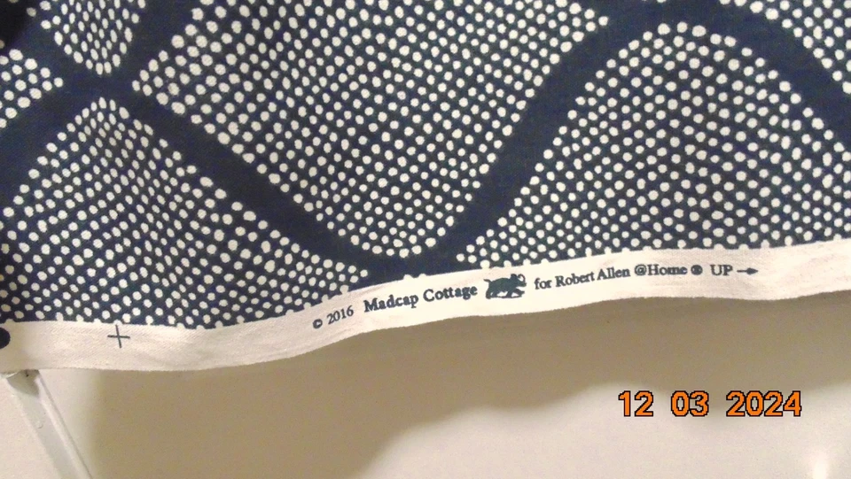 Madcap Cottage para Robert Allen@Home azul marino oscuro con puntos blancos 2 yardas x 54" W Foto 3 de 3