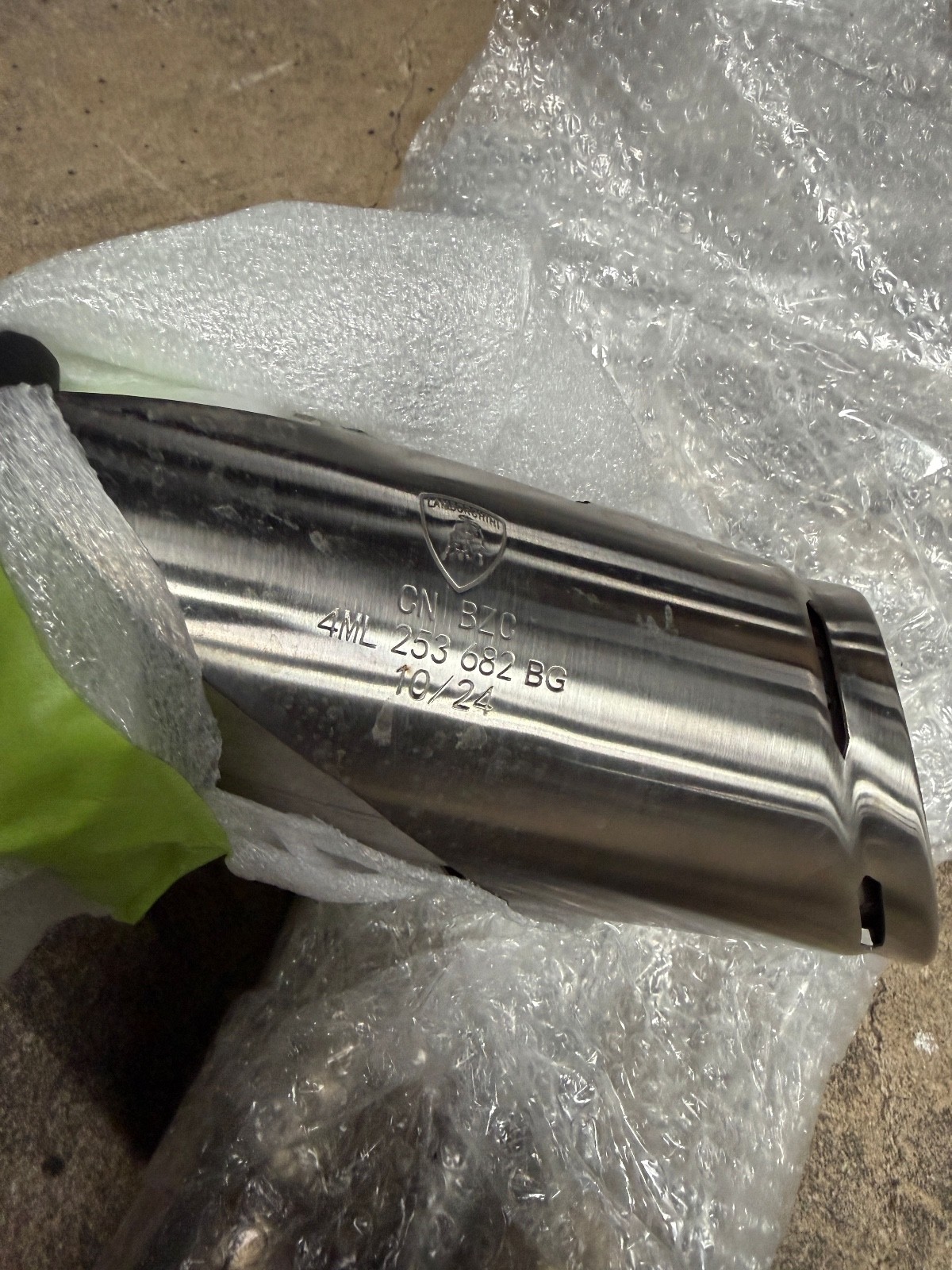 2025 Lamborghini Urus SE stock exhaust with exhaust tips