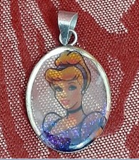 DISNEY CINDERELLA SILVER TONE KIDS FASHION JEWELRY COLLECTABLE PENDANT