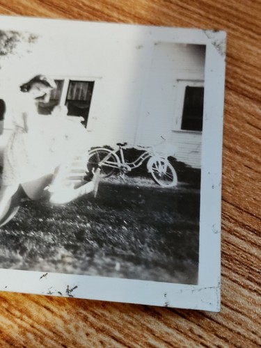 Vtg 1950’s pin-up beautiful girlie posing outside photo Classic Car Bicycle - Picture 4 of 7