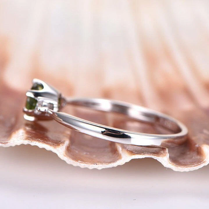 Anillo de compromiso de tres piedras de peridoto natural y diamantes de 1 quilate de oro blanco sólido de 14 k Foto 4 de 4
