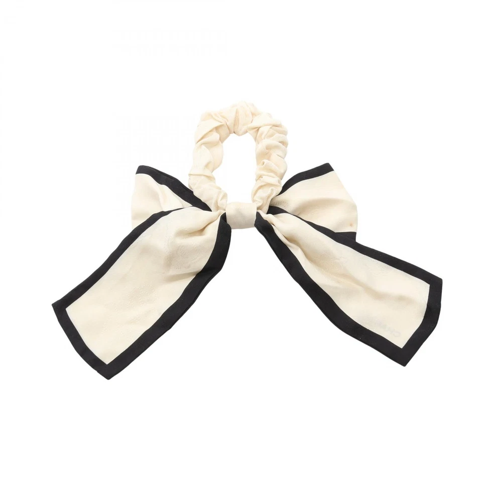 CHANEL Camelia Scrunchie Accesorio para el Cabello Seda Blanco Negro Usado Mujer CC Coco Foto 2 de 4
