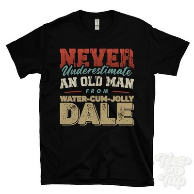 NIEMALS UNTERSCHÄTZEN SIE EINEN ALTEN MANN AUS WATER-CUM-JOLLY DALE T-SHIRT Weihnachtsgeschenk