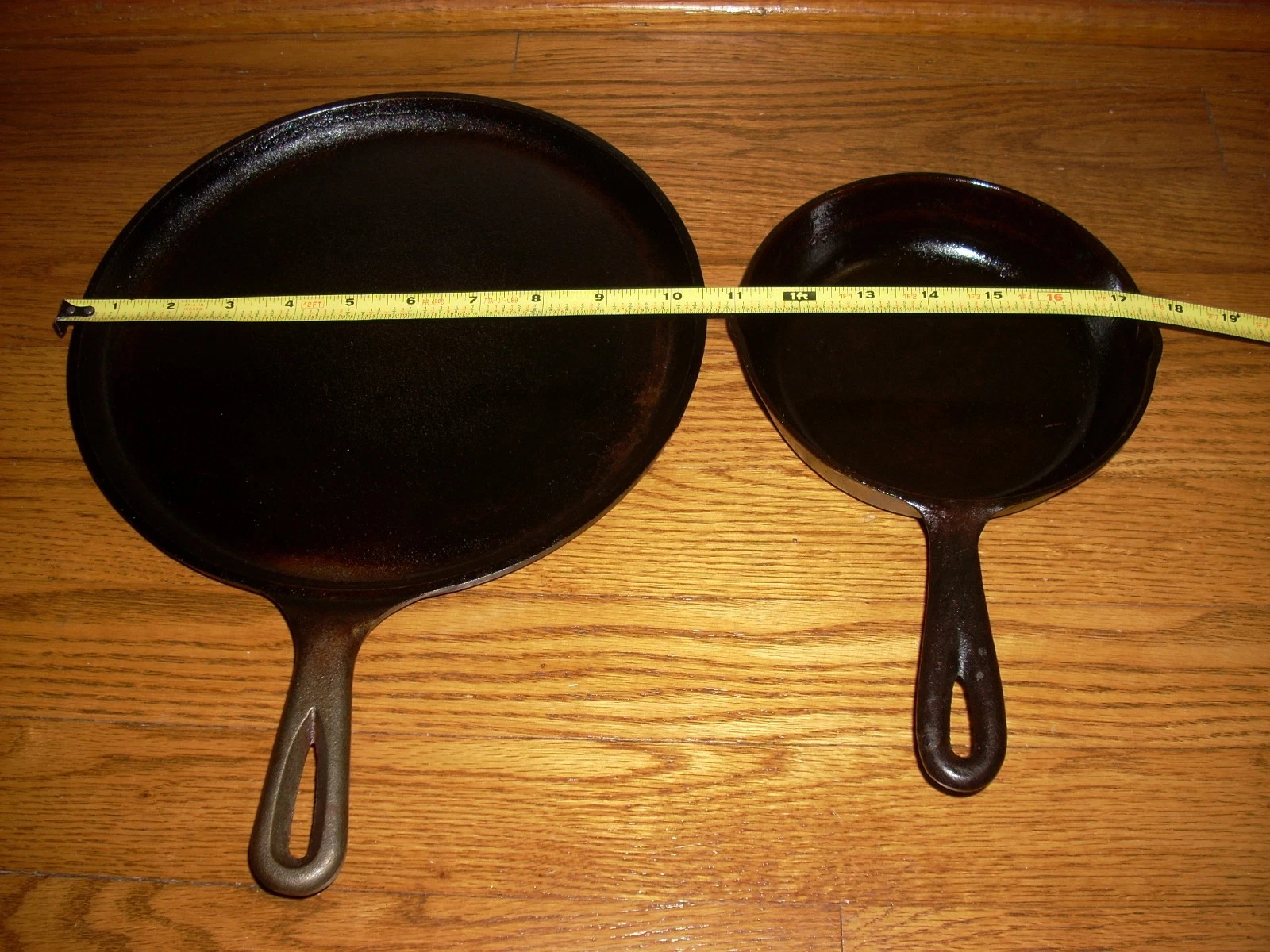 Vintage Lodge cast iron griddle round 10.5" 90G USA Plus 6 1/2" No. 3 unmarked.
Opens in a new windo