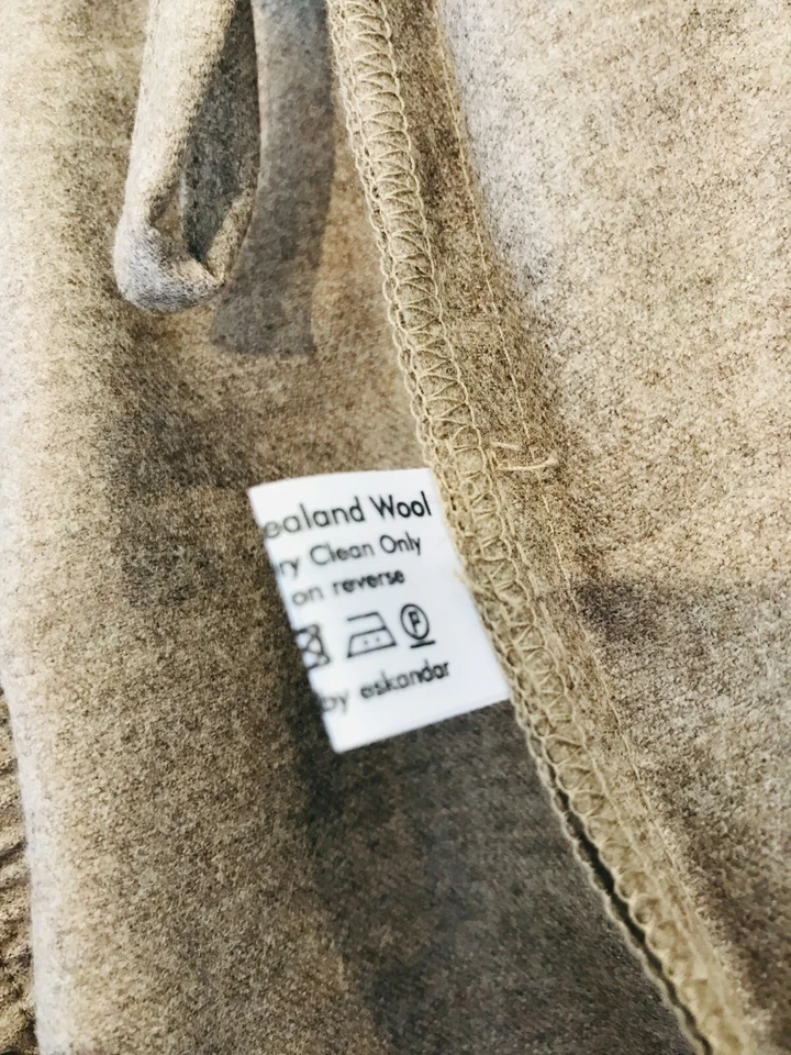 CALÇA ESKANDAR 100% LÃ NOVA ZELÂNDIA BEGE TAUPE TAMANHO 2 - Imagem 4 de 4