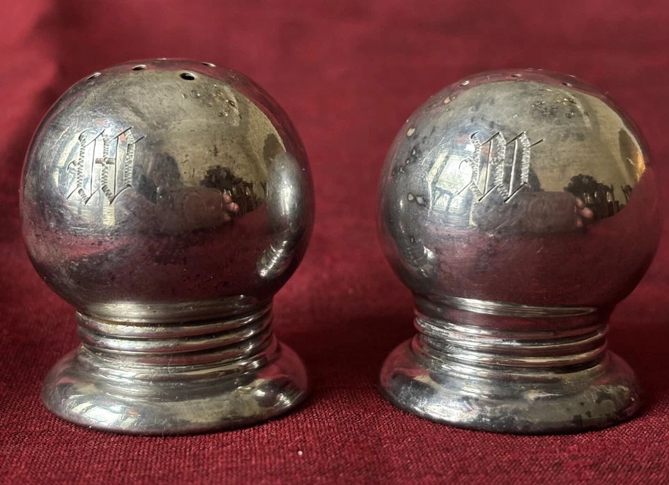 Set Space Age Lunt Sterling Silver Round Salt & Pepper Shakers. W Monogram. - Imagem 4 de 4