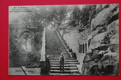 La Faouet Bretagne Frankreich Chappelle Sainte Serbe Szene Mann auf Treppe 1919