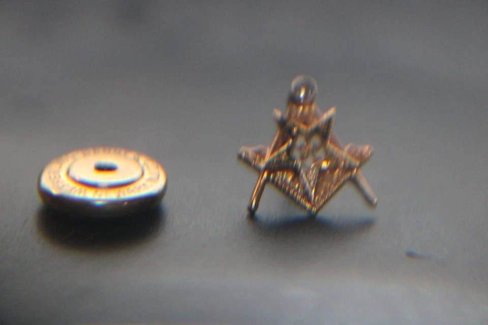 Sombrero de oro amarillo de 14 quilates masonería albañilería con acento de diamantes Foto 2 de 4