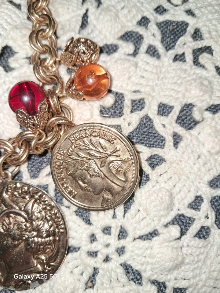 ЧИТАЙТЕ*Неподписанное винтажное ожерелье 1980-х с искусственными французскими монетами янтарь и филигрань - Изображение 4 из 4
