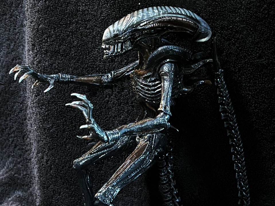 XENOMORFO QUEMADO • NECA ALIEN ROMULUS Foto 4 de 4