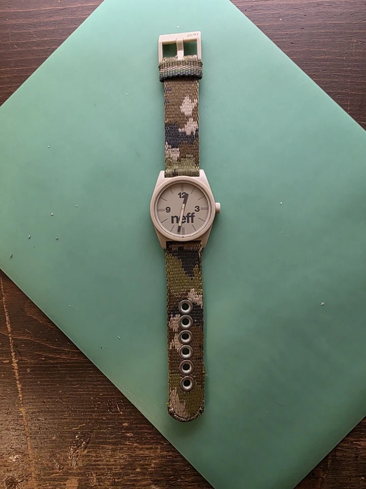 Reloj Neff Daily Hombre 42mm Beige Camuflaje Nylon Correa 5ATM - Batería Nueva 108200 Foto 2 de 3