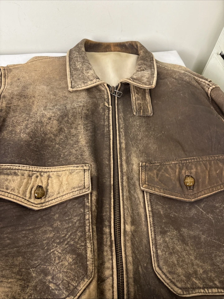 Jaqueta Bombardeiro Masculina Vintage Anos 90 Paris Sport Club Couro Extra Grande Marrom Forrada Desgastada - Imagem 4 de 4