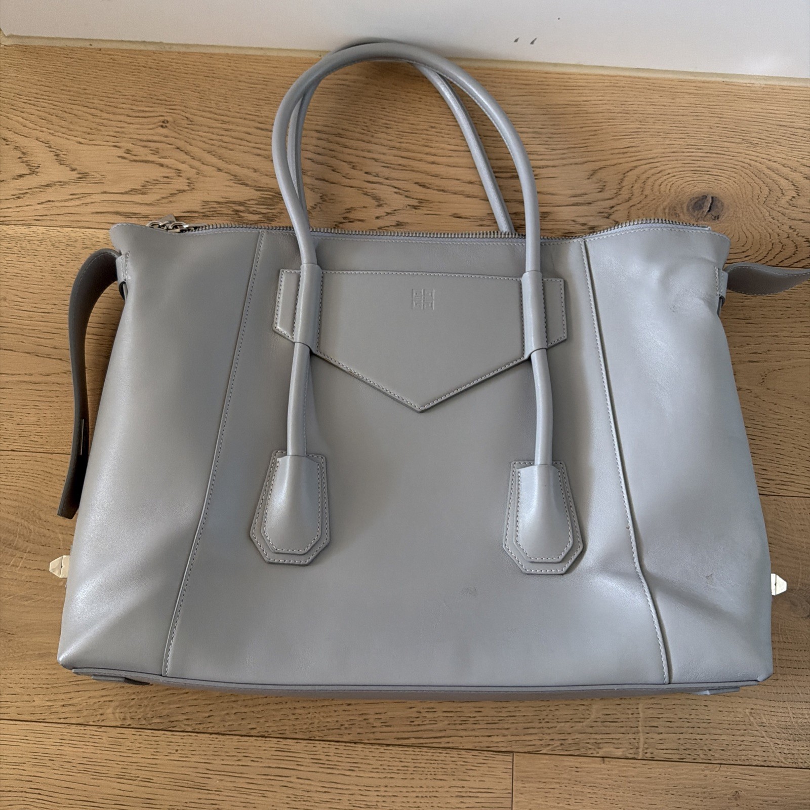 Givenchy Soft Antigona Medium in Pearl Grey image 2
