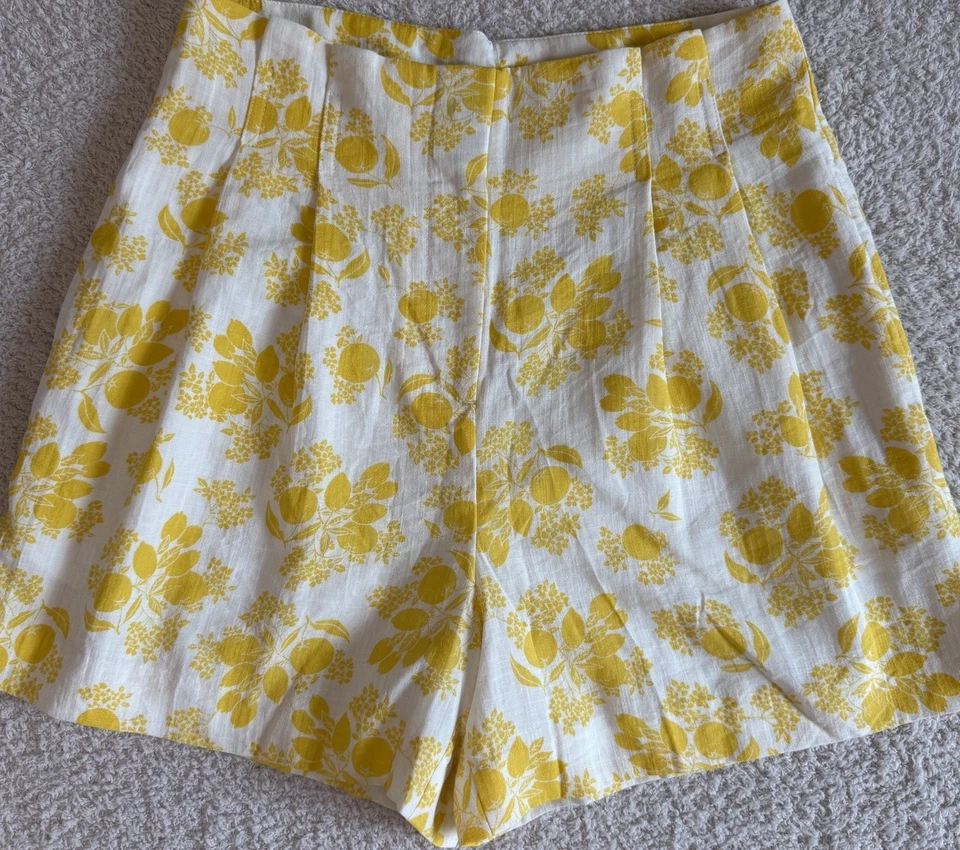 Pantalones cortos plisados para mujer Ann Taylor, estampado floral amarillo y blanco. Talla 0 Foto 3 de 4
