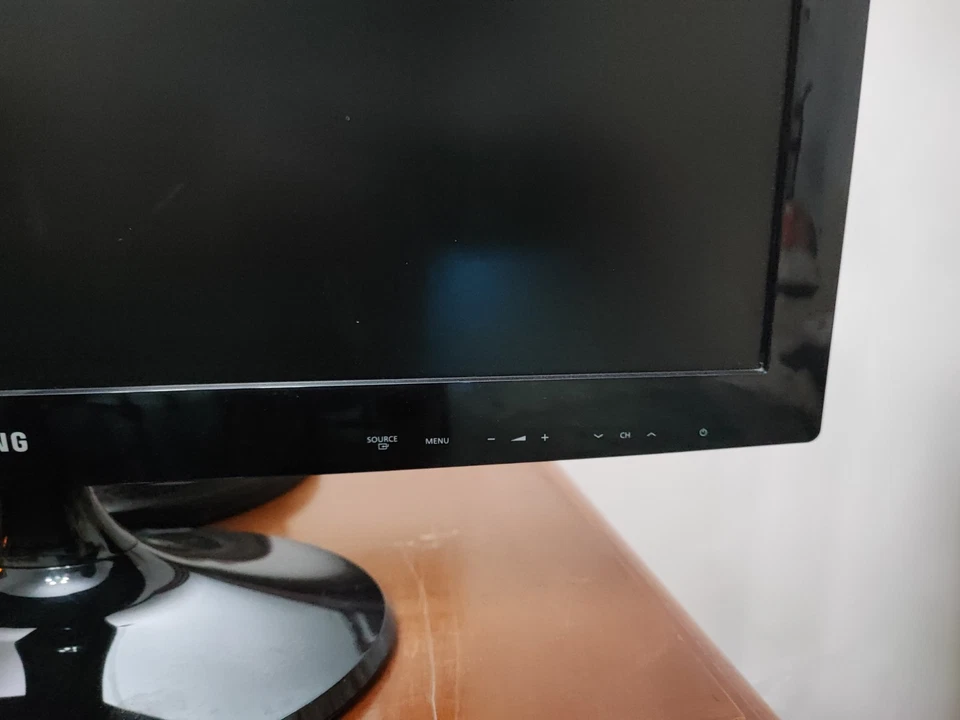 Monitor Samsung LED 24 Pollici ROTTO - Immagine 2 di 3