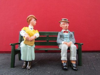 TROPHY MINIATURES. COUPLE SITTING ON A PARK BENCH. BOXED
