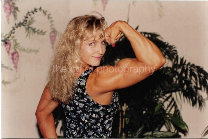 MUSCLE GIRL 80's 90's FOUND PHOTO Color PRETTY WOMAN Original EN 18 29 X