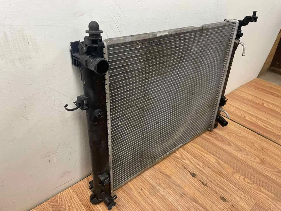 Radiador de refrigeración del motor usado 214603VB3A se adapta a 13-19 Nissan Versa sedán 1,6 L CVT Foto 3 de 4