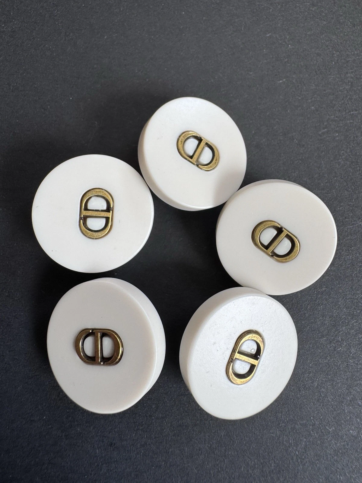 Bottoni Christian Dior 5 pezzi resina 20 mm bianco oro.