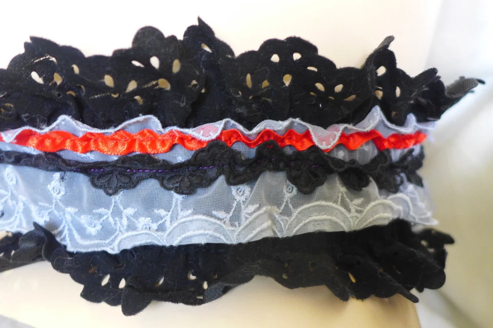 UN CINTURÓN DE ENCAJE Y ARTE DE FIBRA HECHO A MANO ÚNICO DIRECTAMENTE DEL ARTISTA Foto 4 de 4