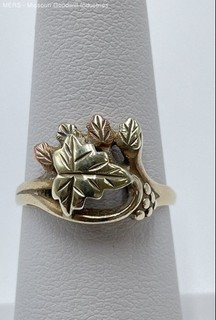 10K Tri Color Gold Black Hills Style Grape and Leaf Motif Ring Size 6 3.08g